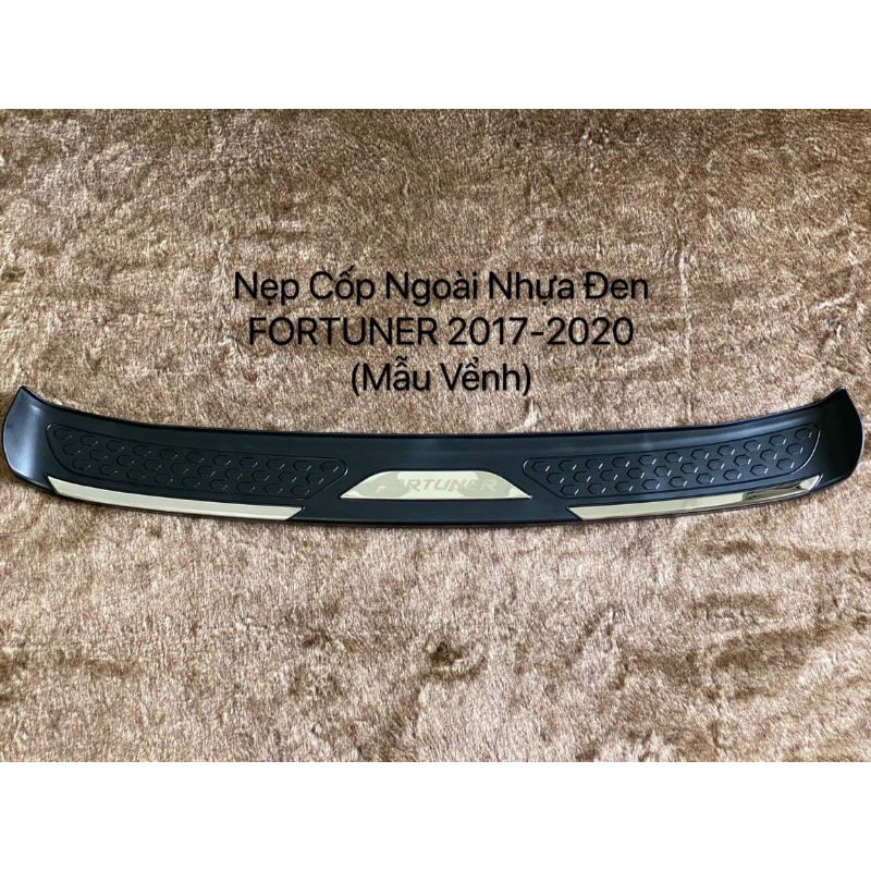 ốp nẹp chống trầy cốp sau Fortuner mẫu vễnh chất liệu nhựa cứng font xe 2017 2021