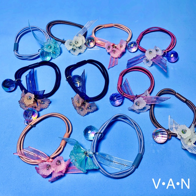 Cột tóc hoa nhiều màu