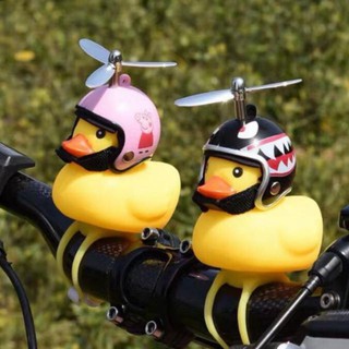Vịt vàng đội mũ bảo hiểm gắn xe đạp/ xe máy xinh xắn