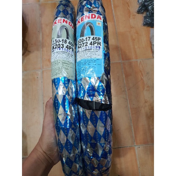 Cặp vỏ lốp xe win 100 , trước 2.50 - 18 , sau 300 -17