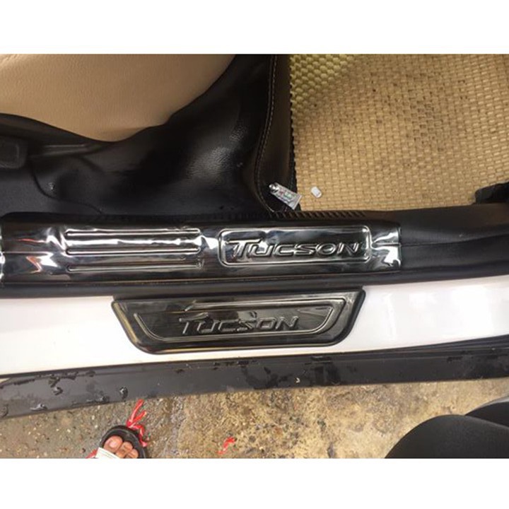 Ốp trang trí bậc cửa xe trong ngoài Hyundai Tucson 2016 2017 2018  2019 mẫu titan