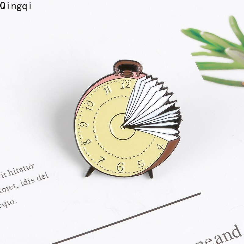 Huy hiệu cài áo MISS ZOE hình đồng hồ sáng tạo