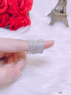 Nhẫn hàng đá mảnh