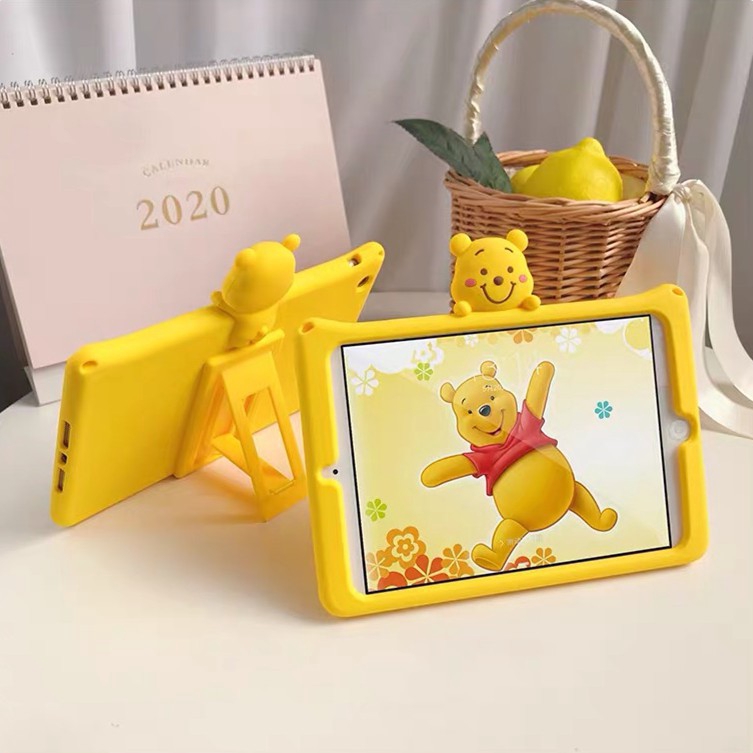Ốp máy tính bảng silicon hình Winnie the Pooh kèm giá đỡ cho IPAD 2 3 4 MINI 3 2 1 4 5 2017 2018 9.7 10.5 AIR PRO 2019 | BigBuy360 - bigbuy360.vn