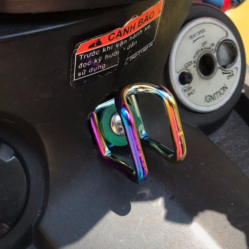 Móc titan treo đồ chữ U xe máy