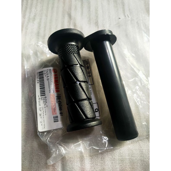 Tay nắm bên phải luôn ống ga Yamaha Ex nhỏ