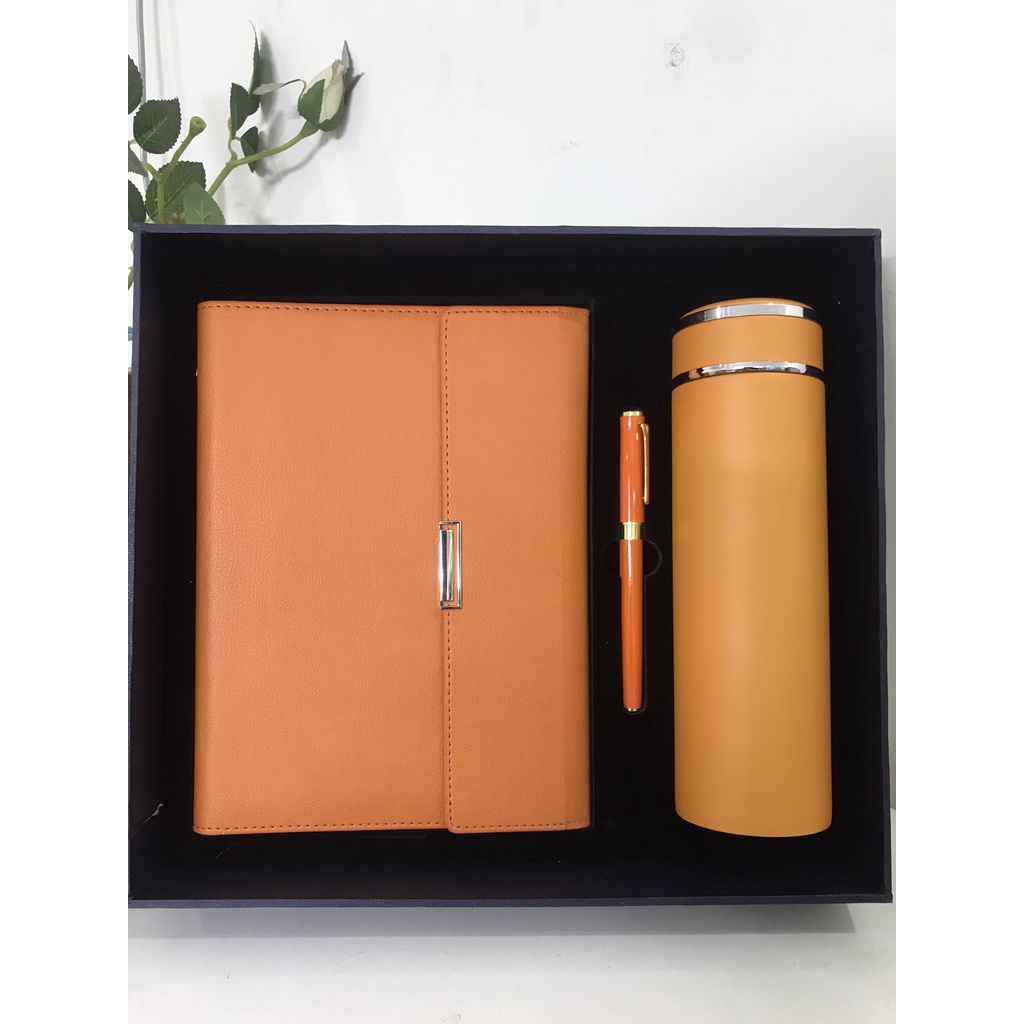 Combo quà tăng. Sổ da A5 , bút ký cao cấp và bình giữ nhiệt inox 304 cao cấp. Khắc tên riêng hay logo miễn phí .