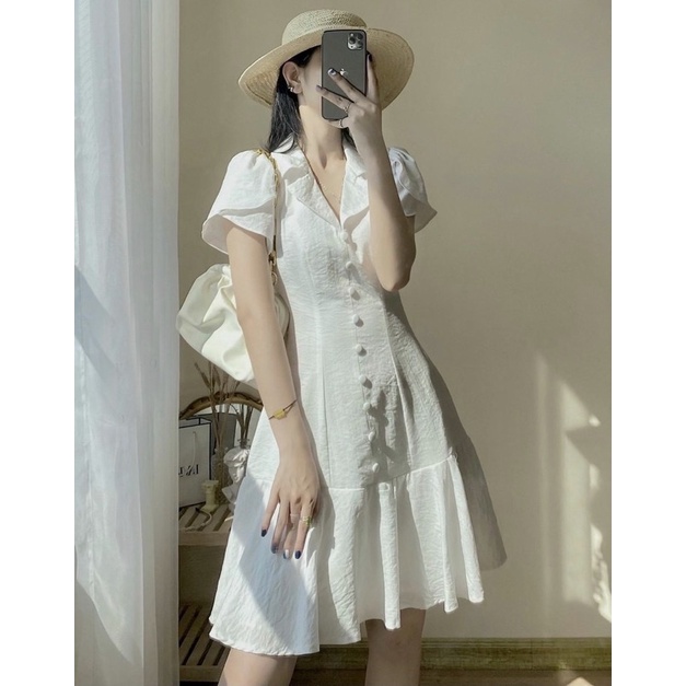 Đầm trắng nút bọc tay sen