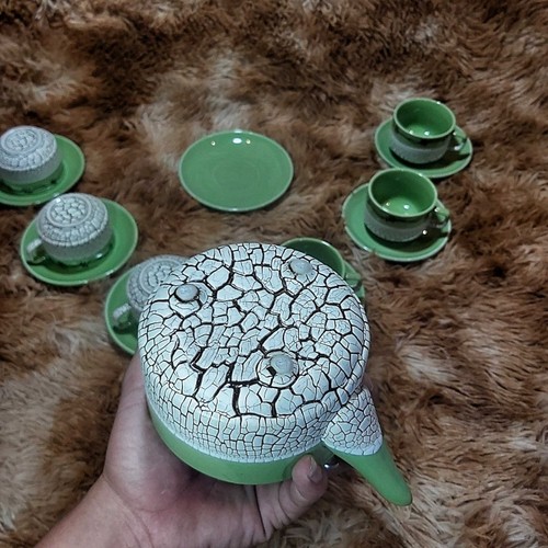 Bộ Ấm Chén Bát Tràng uống trà gốm men sứ cao cấp - Mẫu TRỤ TRÒN kiểu ĐẤT NẺ màu Xanh Emerald - 3 chân đế chống bám nước