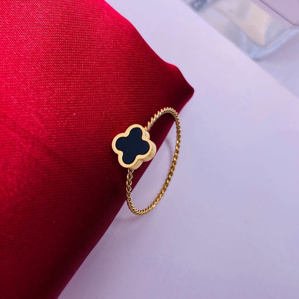Nhẫn Thép Titan Mạ Vàng 18k Không Gây Dị Ứng Họa Tiết Cỏ Bốn Lá Màu Đen Phong Cách Nhật Hàn