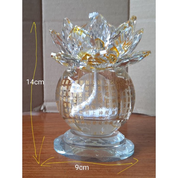 Đèn dầu Lưu Ly có dát cạnh hoa sen pha lê phần trên, xung quanh thân khắc bát nhã Kinh cho trang trí bàn thờ, bàn phật