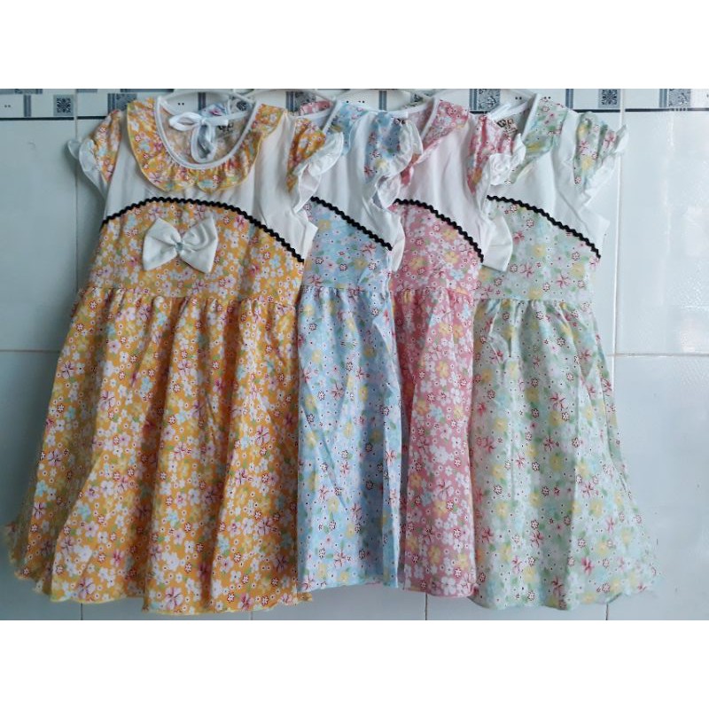 Đầm bé gái vải lụa  họa tiết hoa nhỏ 20kg -24kg