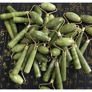 Cây lăn massage mặt đá tiện lợi