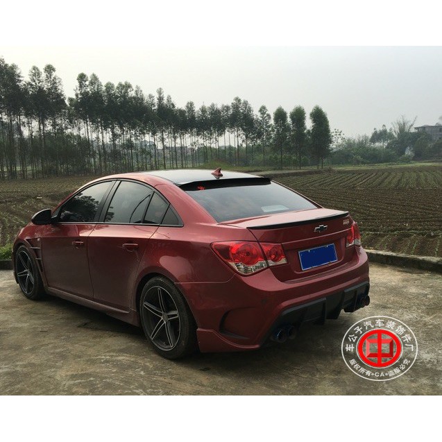 Đuôi dán kính sau xe cruze