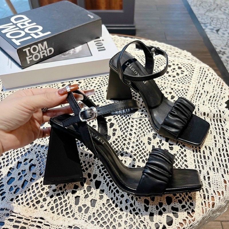 Dép sandal quai ngang nhúm gót tam giác cao 7 cm mã DE09