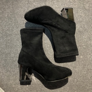 Boot đen mũi nhọn tròn