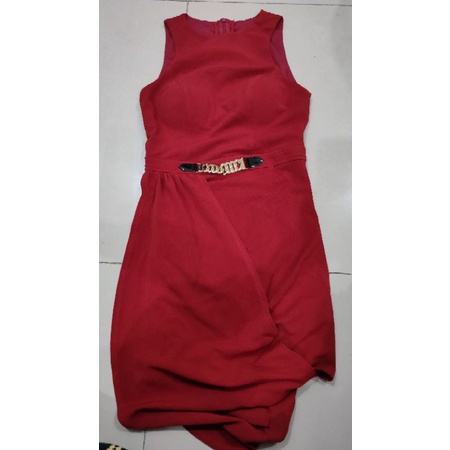 Đầm body xoắn eo