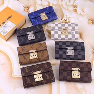 Ví khoá vàng sale.Shop bỏ thêm vào hàng bù cho khách nhe