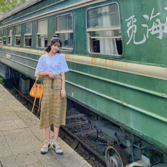 Set váy midi sọc vàng phối áo thun trắng chữ nhẹ nhàng cá tính