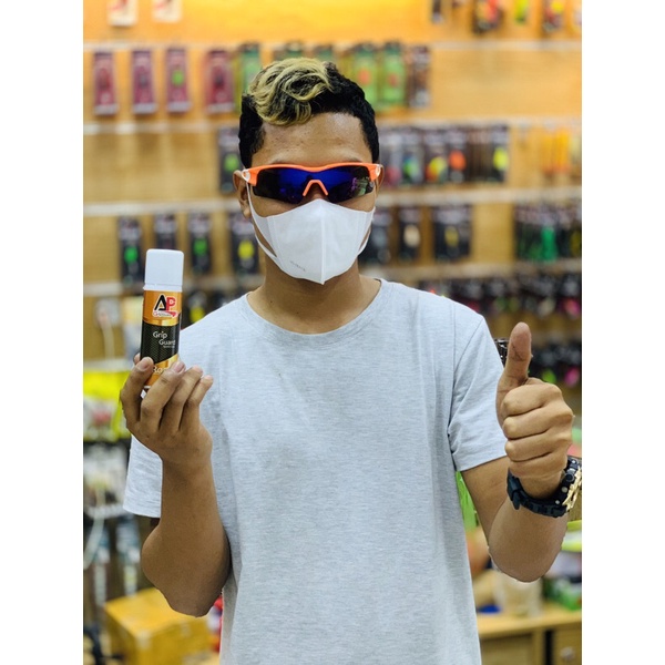 Chai xịt chống trơn trượt xịt trên mọi bề mặt để tập thể thao