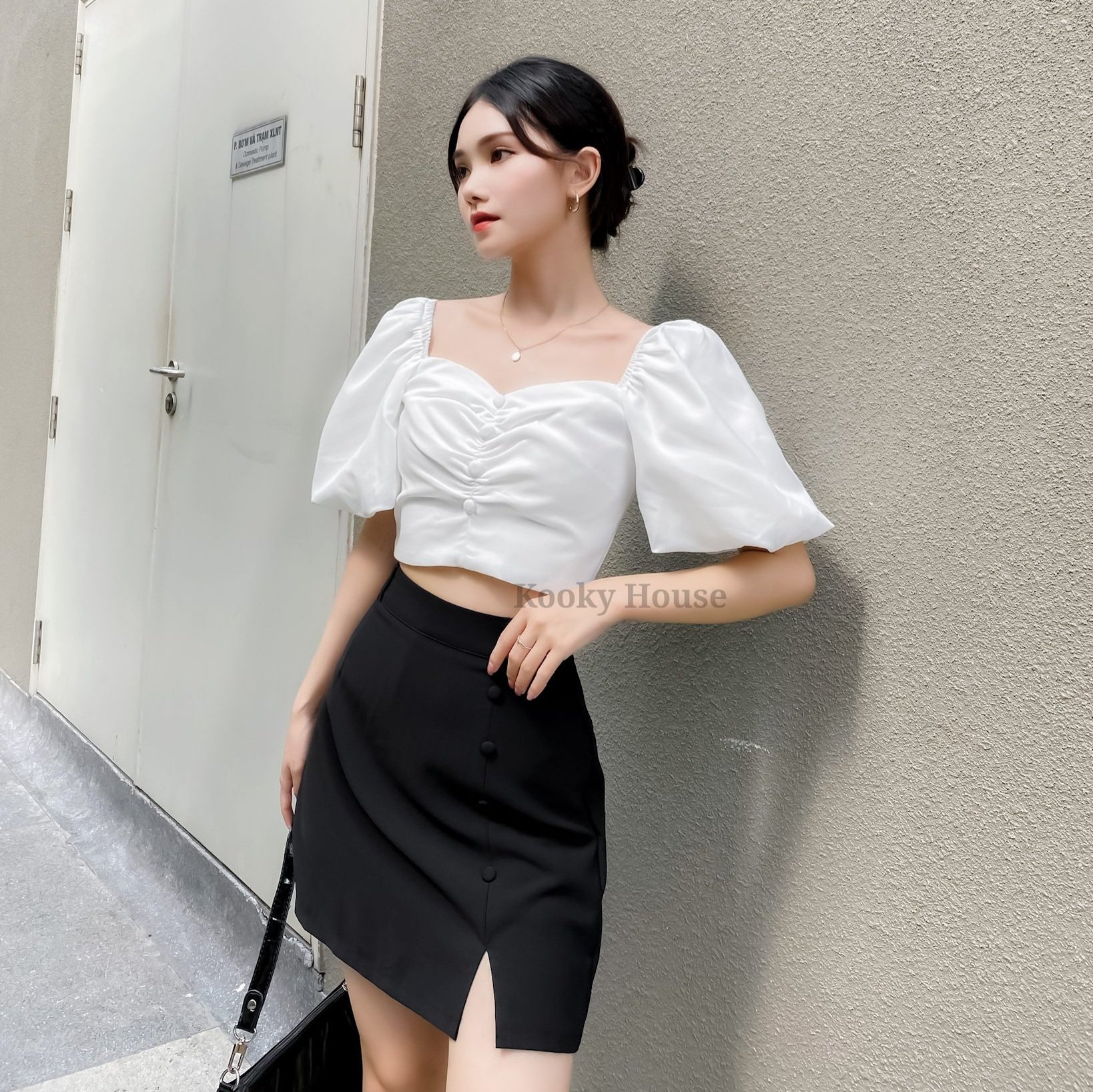 KOOKY HOUSE - JENA SKIRT - Chân váy xẻ tà 1 bên nhấn nút bọc | BigBuy360 - bigbuy360.vn