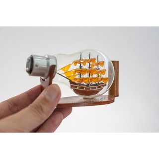 Mô hình thuyền buồm gỗ trong Bóng Đèn