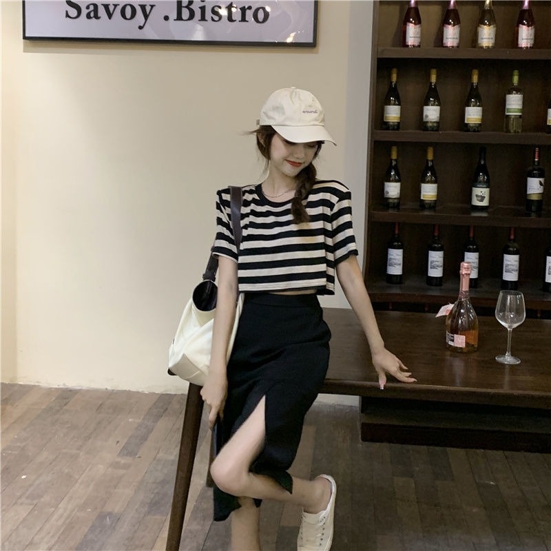 Set Áo Thun Ngắn Tay Kẻ Sọc Trắng Đen Và Chân Váy Lưng Cao Xẻ Tà Thời Trang Mùa Hè Dành Cho Nữ