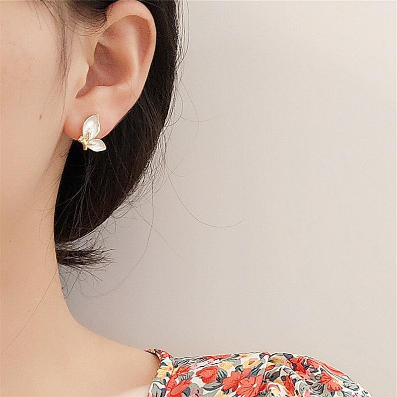 Khuyên Tai Hình Cánh Bướm Nhỏ Xinh Phong Cách Hàn Quốc T12 QiQiShop