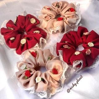 Cột tóc scrunchies hoa xuân Tet của Wishy