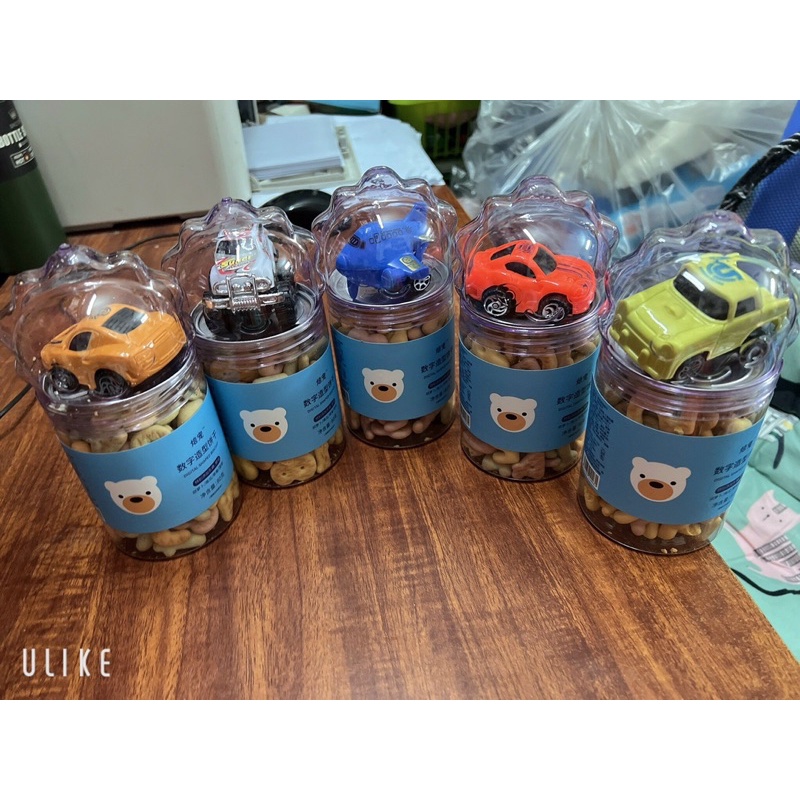 Bánh quy chữ cái tặng kèm ô tô