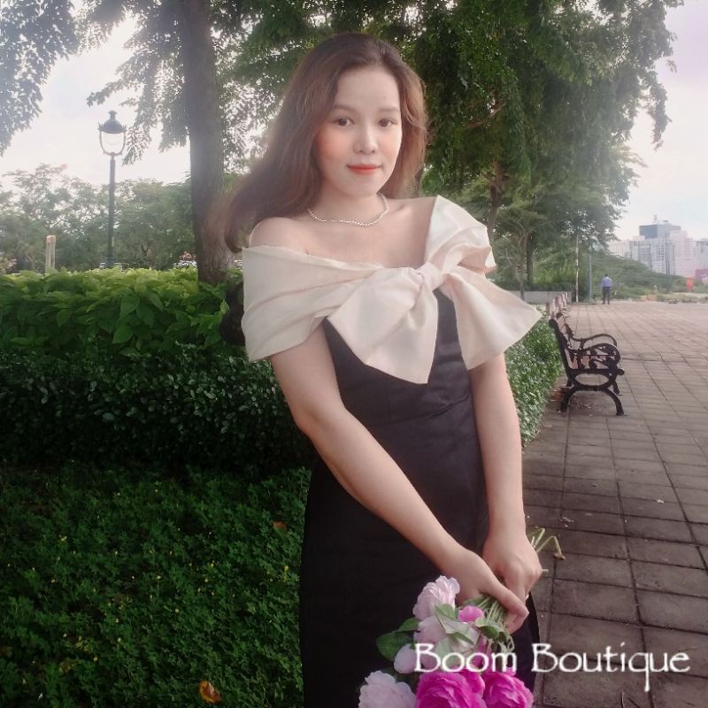 ĐẦM ĐEN BẸT VAI VIỀN KEM NƠ NGỰC_B.O.O.M
