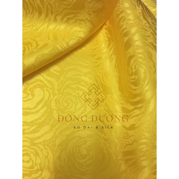 - Áo dài gấm lụa vàng