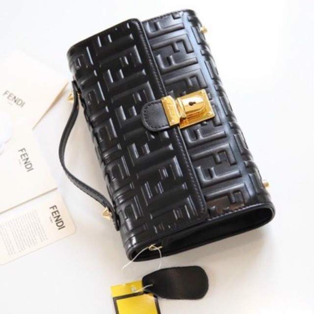 Túi xách F.E.N.D.I quay xách