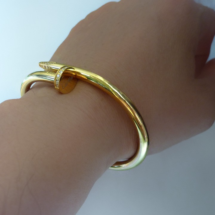 Vòng tay đinh uốn cỡ lớn có đính đá dành cho nam.