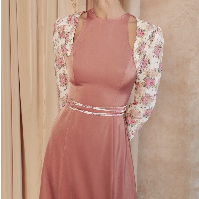 Alexandra dress - váy cổ yếm tay phối voan thêu hoa thương hiệu Sonnet nhẹ nhàng thanh lịch trang nhã
