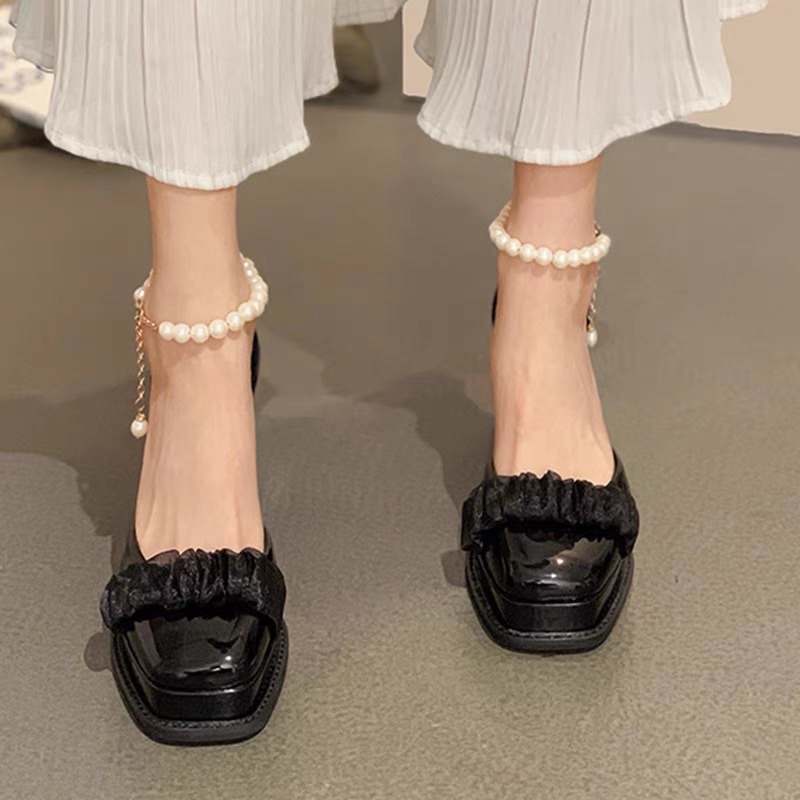 Giày cao gót kiểu Mary Jane phối hạt