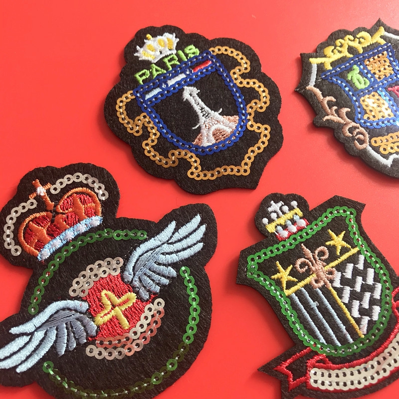 Set 1 / 4 Miếng Ủi Thêu Hình Vương Miện Đính Kim Sa Đẹp Mắt