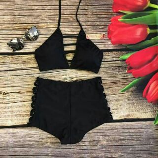 Bikini yếm hở ngực