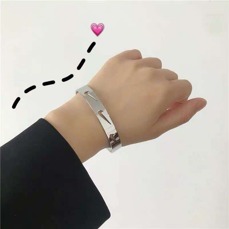 [Mã FAMAYFA giảm 10K đơn 50K] Vòng tay bằng thép titan khắc logo thời trang phong cách hip hop harajuku dành cho cặp đôi | BigBuy360 - bigbuy360.vn