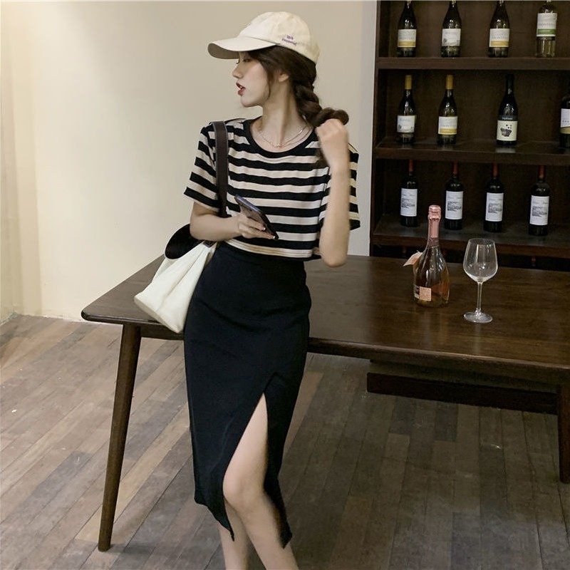 Set Áo Thun Ngắn Tay Kẻ Sọc Trắng Đen Và Chân Váy Lưng Cao Xẻ Tà Thời Trang Mùa Hè Dành Cho Nữ