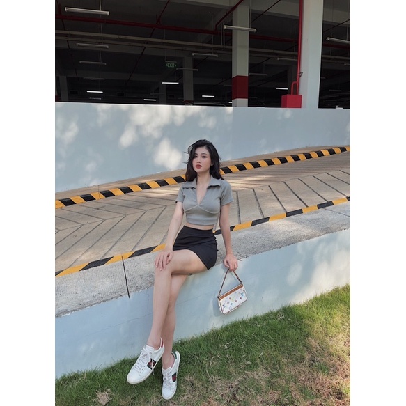 Áo cổ V tay ngắn