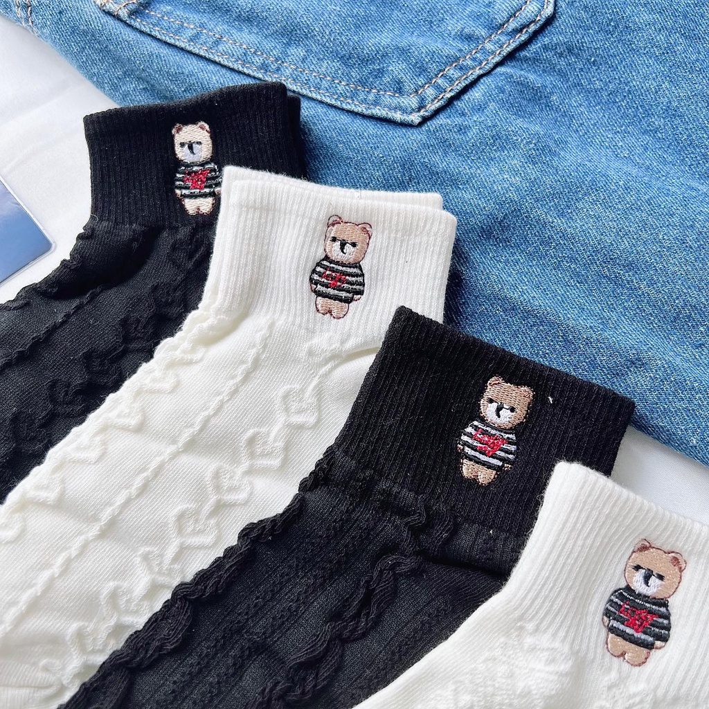 Tất cổ thấp thêu hình gấu tone trắng đen