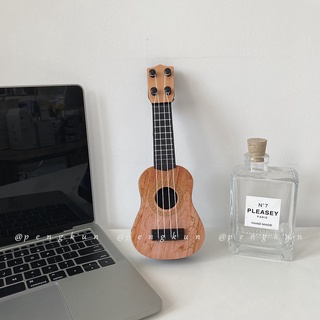 Đàn ukulele nhỏ nhắn phong cách Hàn Quốc dùng trang trí hoặc làm làm đồ chơi giáo dục sớm cho trẻ em