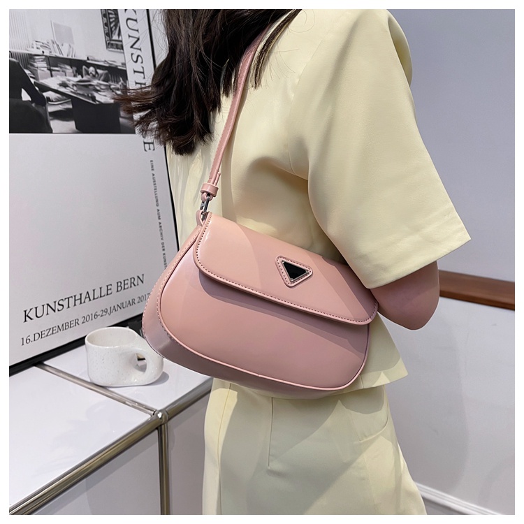 Túi xách góc bầu nắp đính tam giác