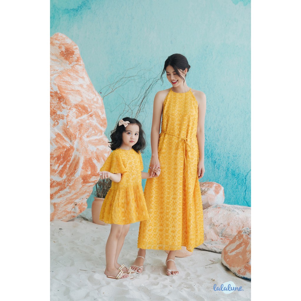 Đầm voan hoa nổi màu vàng claudie dress lalalune cho mẹ và bé 3-7 tuổi