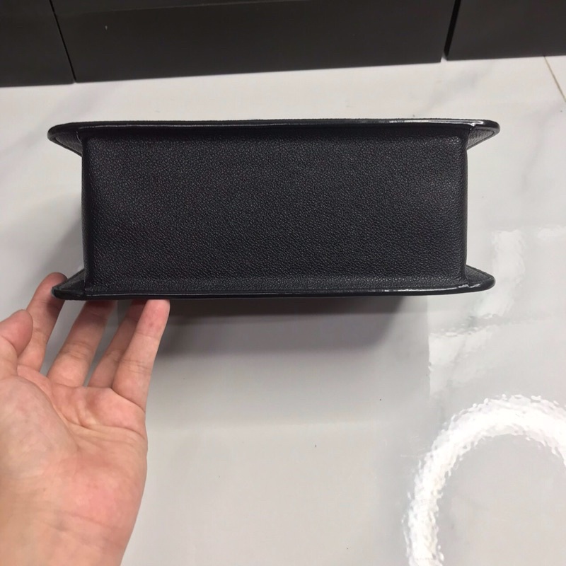 Túi đeo chéo khoá gạt kim loại full màu đen có túi giấy