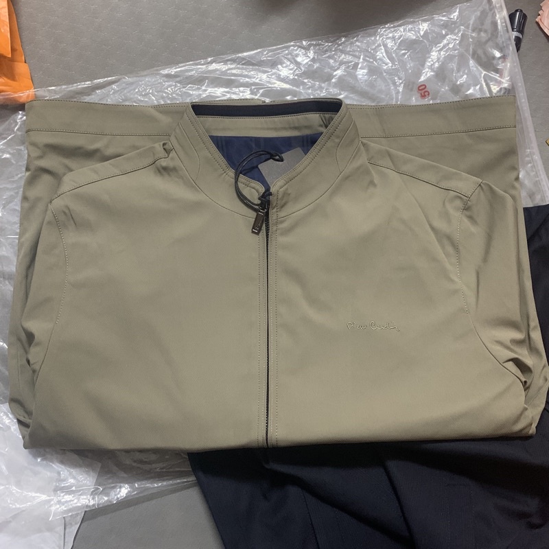 Áo khoác pierre cardin màu kaki chất polyester logo thêu cao cấp