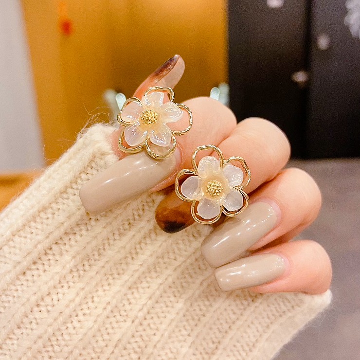 Khuyên tai hình bông hoa nhỏ xinh xắn đáng yêu
