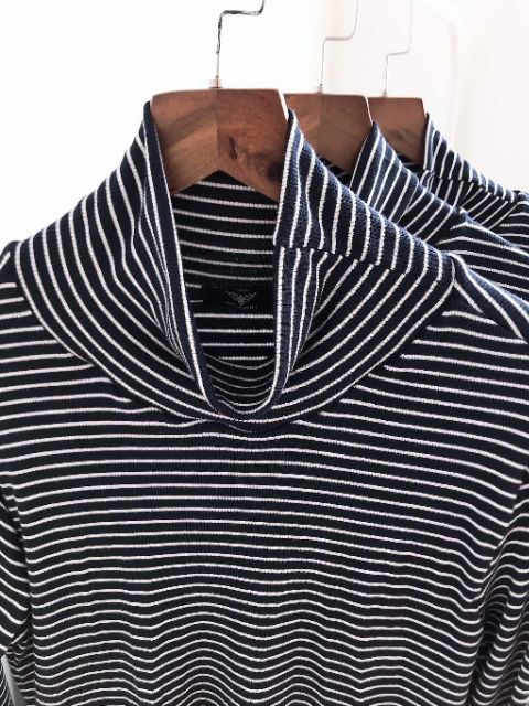 Áo thun gân cổ lọ - kẻ sọc xanh đen