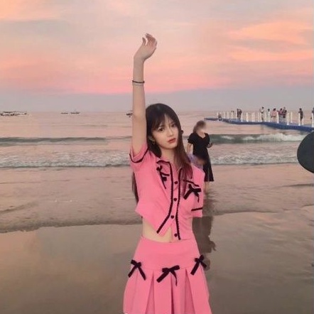 Set áo croptop tay ngắn kèm chân váy xếp ly có viền màu hồng oder taobao